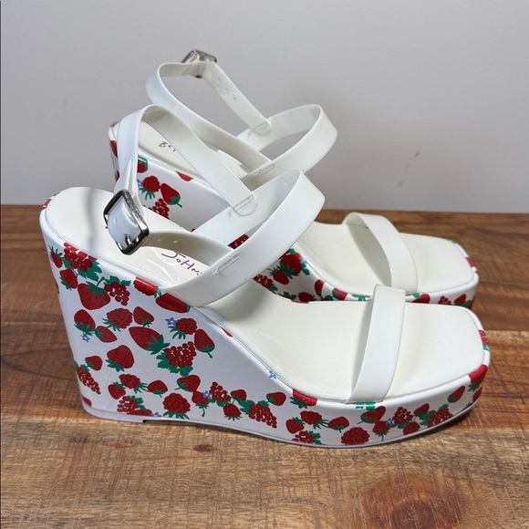 Betsey Johnson White and Red Strawberry Fruit Trendy Wedges, Women’s 8.5 - Picture 4 of 5